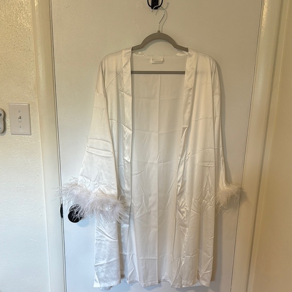 Elegant White Feather Trim Robe - Perfect for a Bride! - Picture 1 of 5